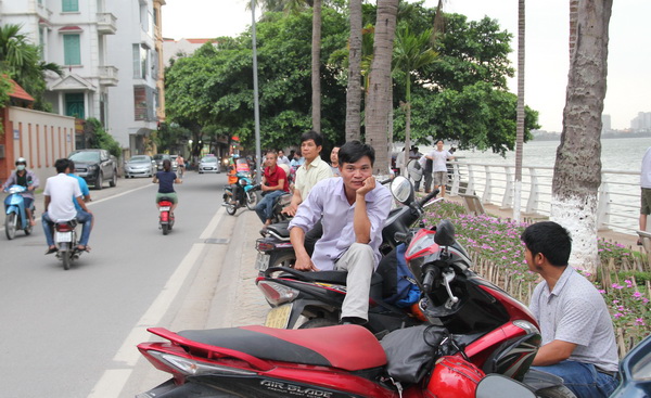 Phụ huynh thấp thỏm ngóng thí sinh trong cơn dông ảnh 2